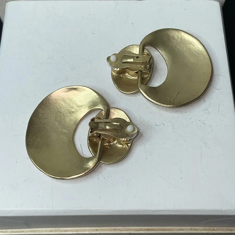 NWOT matte gold tone hammered clip on earrings - Picture 2 of 3